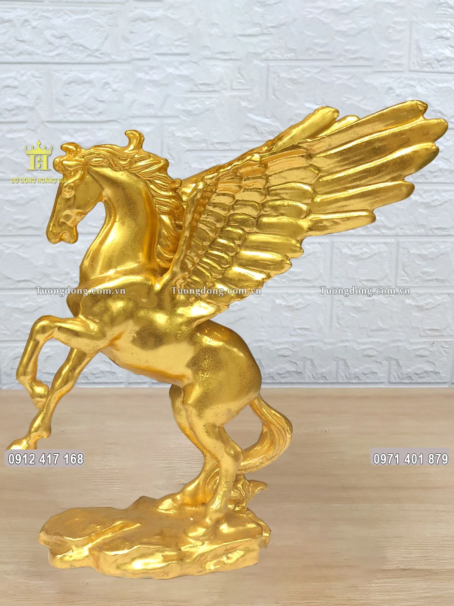 Tượng ngựa được đúc bằng đồng đỏ thanh khiết